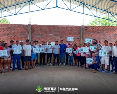 ALCALDE PROVINCIAL ENTREGA TÍTULOS DE PROPIEDAD A MORADORES DEL CASERÍO MIRAFLORES EN NESHUYA