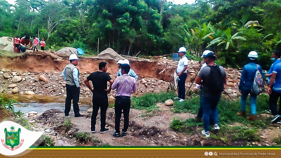 REGIDOR PROVINCIAL INSPECCIONA OBRA PUENTE FLORES DEL CASERÍO ANDRES AVELINO CACERES.