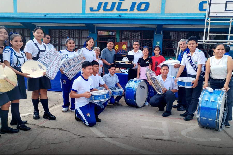 ALCALDE PROVINCIAL ENTREGA INSTRUMENTOS MUSICALES A I.E. JULIO C. TELLO DE IRAZOLA