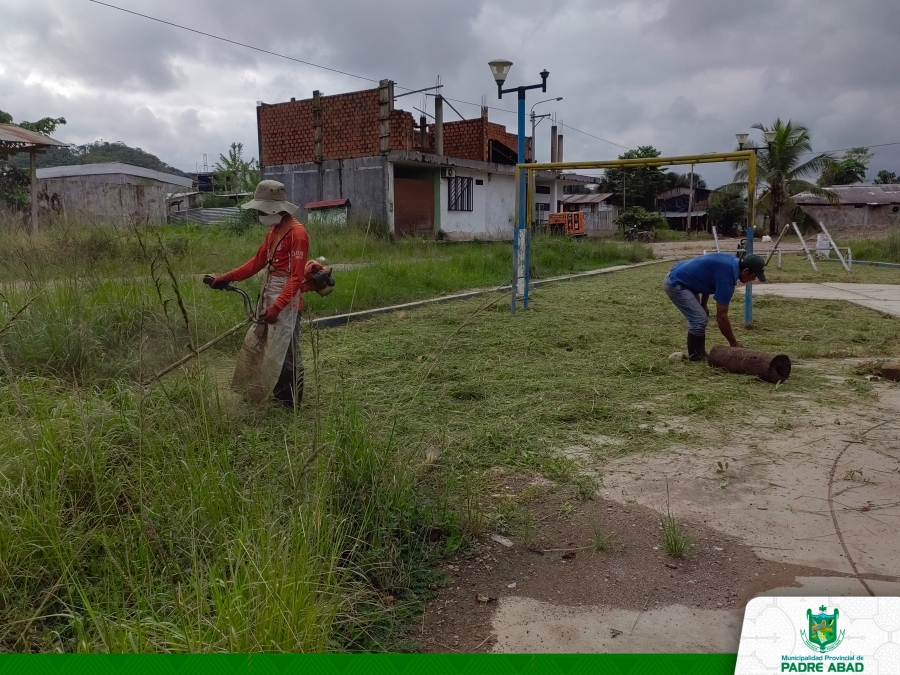 MUNICIPALIDAD REALIZA LIMPIEZA DE ÁREAS VERDES EN LA PLAZA DE LA JJ.VV. DE BARRIO UNIDO