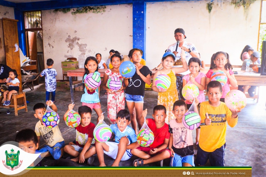 PANETÓN, CHOCOLATADA Y JUGUETE RECIBIERON LOS NIÑOS DE BARRIO UNIDO