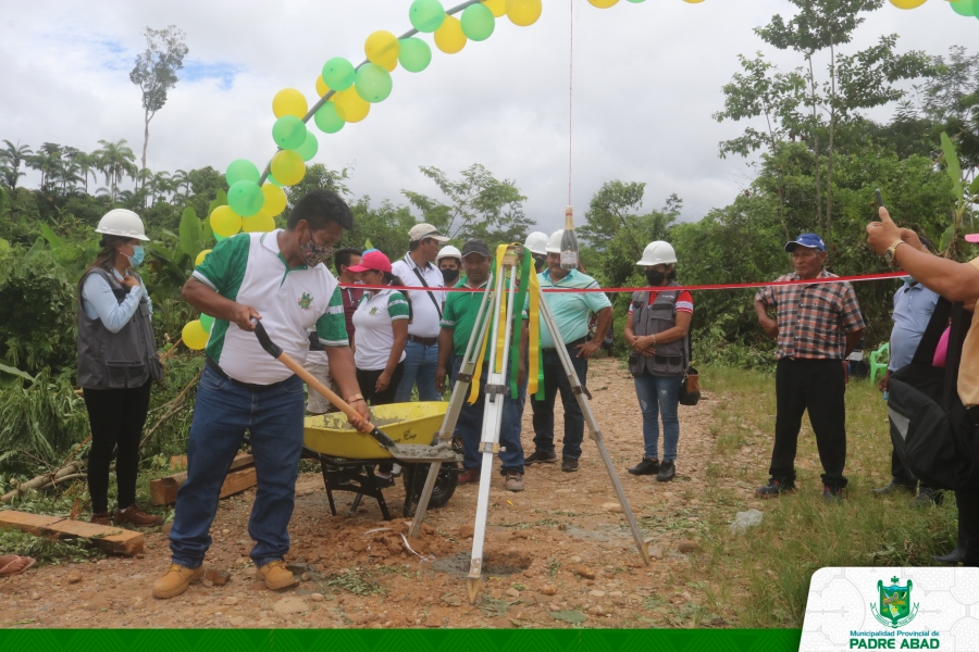 ALCALDESA REALIZA COLOCACIÓN DE PRIMERA PIEDRA E INICIO DE OBRA PARA MEJORAMIENTO DE TROCHA CARROZABLE SANTA ROSA - SANTA ANA