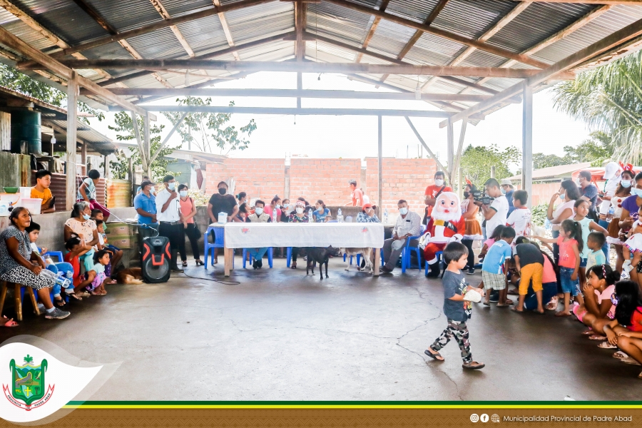 MUNICIPALIDAD ENTREGA JUGUETES Y CHOCOLATADA POR FIESTAS NAVIDEÑAS EN LA JJ.VV LOS TRIUNFADORES Y CEDRUYO