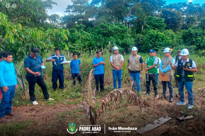 FUNCIONARIOS DE LA MUNICIPALIDAD VERIFICAN TERRENO DEL NUEVO CEMENTERIO MUNICIPAL