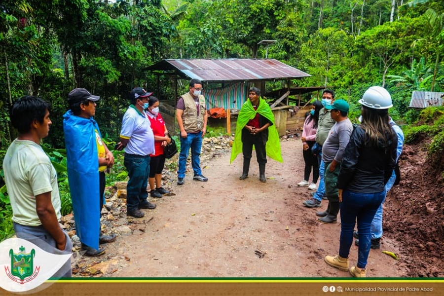 ALCALDESA Y EQUIPO TECNICO DE LA MUNICIPALIDAD VERIFICAN MANTENIMIENTO DE CARRETERA EN LA DIVISORIA