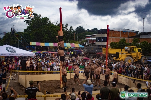 CON EL CONCURSO DE PALO Y CHANCHO ENCEBADO SE VIVIO EL SEGUNDO DÍA DEL XII FESTIVAL CARNAVAL AGUAYTIANO 2022