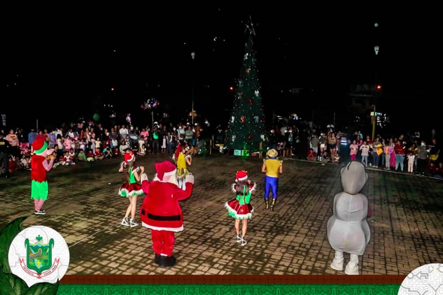 ENCENDIDO DE ARBOL NAVIDEÑO EN LA PLAZA MAYOR DE AGUAYTÍA