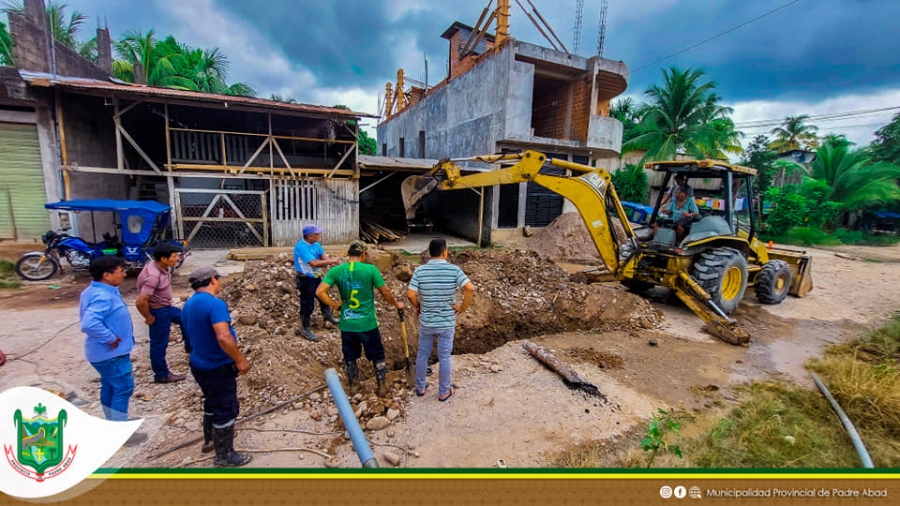 MUNICIPALIDAD DE PADRE ABAD REALIZO MANTENIMIENTO Y LIMPIEZA DE DESAGUE EN LA JJ. VV ABRAHAM GONZALES