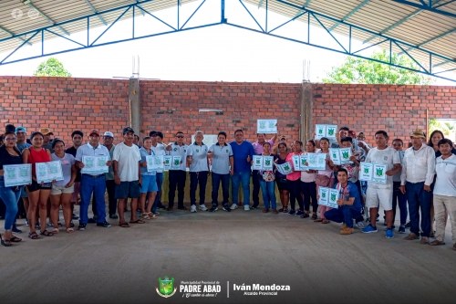 ALCALDE PROVINCIAL ENTREGA TÍTULOS DE PROPIEDAD A MORADORES DEL CASERÍO MIRAFLORES EN NESHUYA